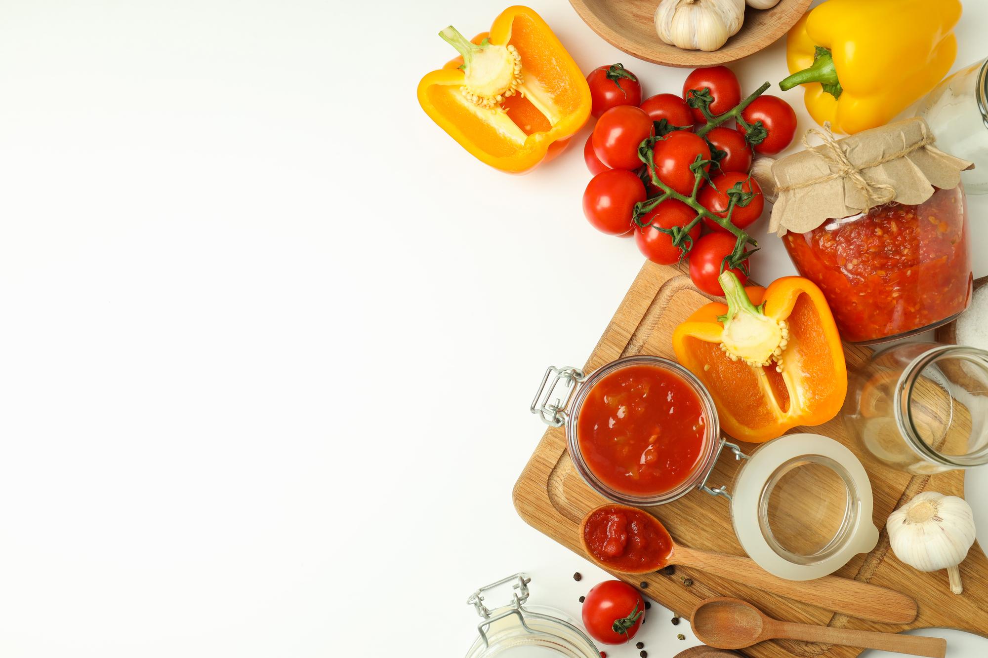 Ingredienti freschi sul tavolo della cucina locale